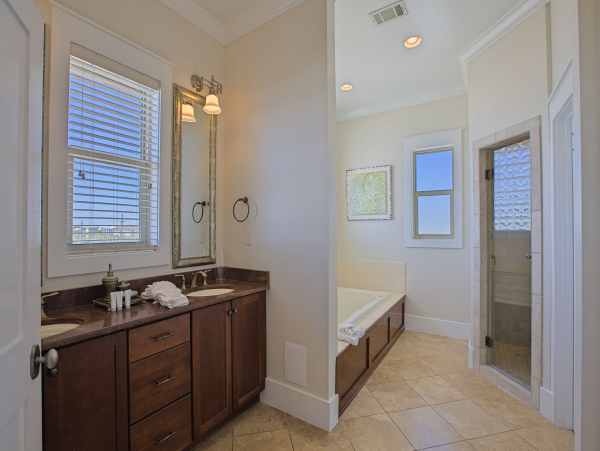Luxury Beach Vacation Home wit Large Pool & Upscale Decor